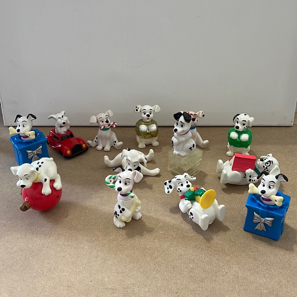 AUTHENTIC DISNEY 101 DALMATIANS FIGURES - COLLECTORS CHRISTMAS EDITION
